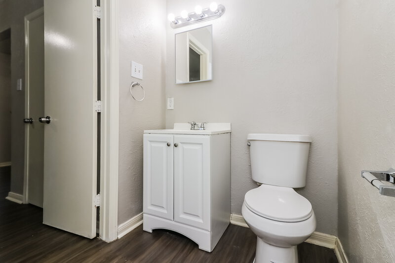 1,540/Mo, 7218 Wren Cir Texas City, TX 77591 Main Bathroom View 2