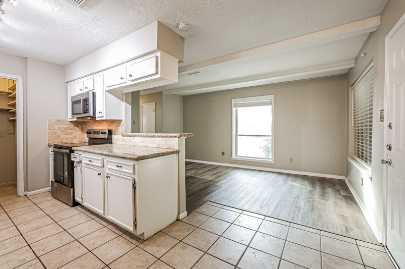 1,400/Mo, 13483 Castilian DR # 1 Houston, TX 77015 Dining Room View 2