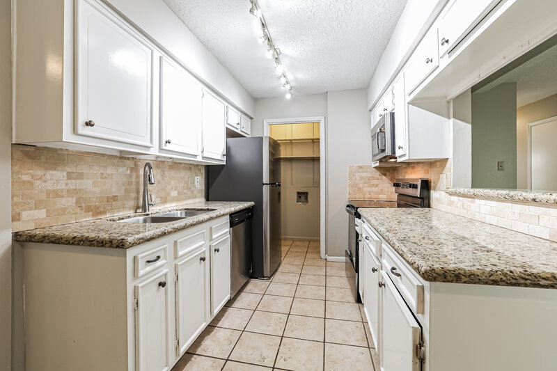 1,400/Mo, 13483 Castilian DR # 1 Houston, TX 77015 Kitchen View