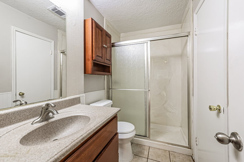 1,400/Mo, 13483 Castilian DR # 1 Houston, TX 77015 Main Bathroom View
