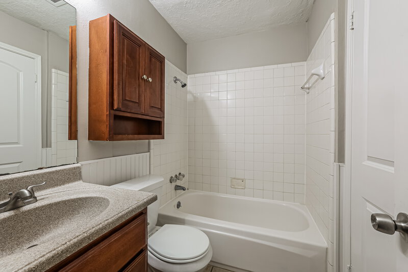 1,400/Mo, 13483 Castilian DR # 1 Houston, TX 77015 Bathroom View