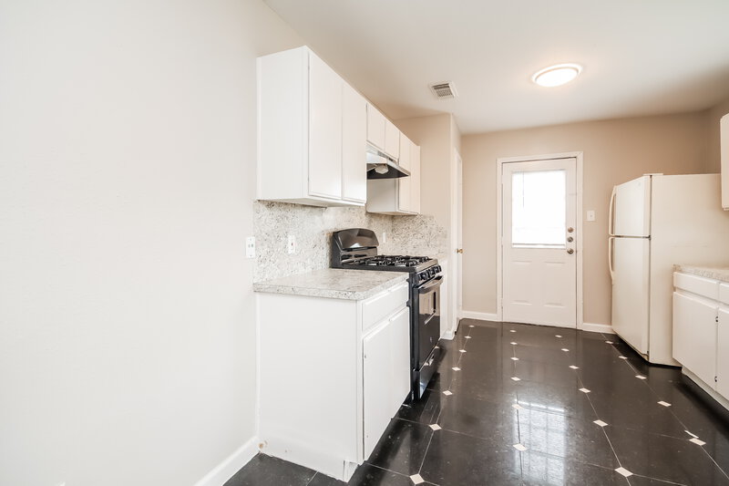 1,555/Mo, 12914 W Greenwick Loo Houston, TX 77085 Kitchen View 2