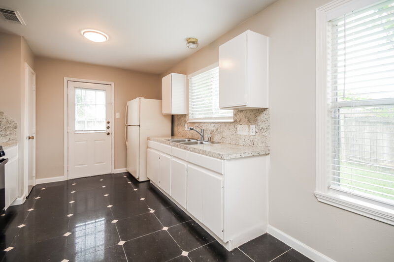 1,555/Mo, 12914 W Greenwick Loo Houston, TX 77085 Kitchen View 3