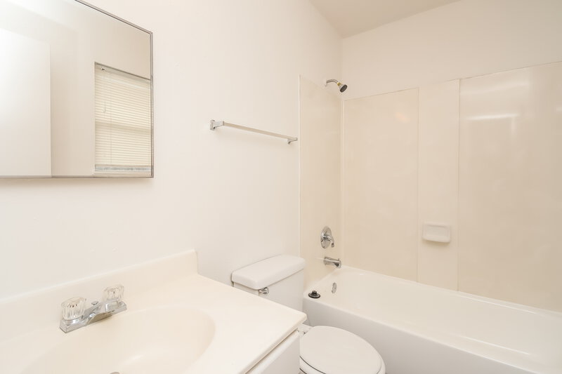 1,555/Mo, 12914 W Greenwick Loo Houston, TX 77085 Bathroom View
