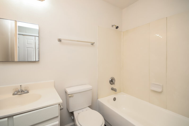 1,555/Mo, 12914 W Greenwick Loo Houston, TX 77085 Bathroom View 3