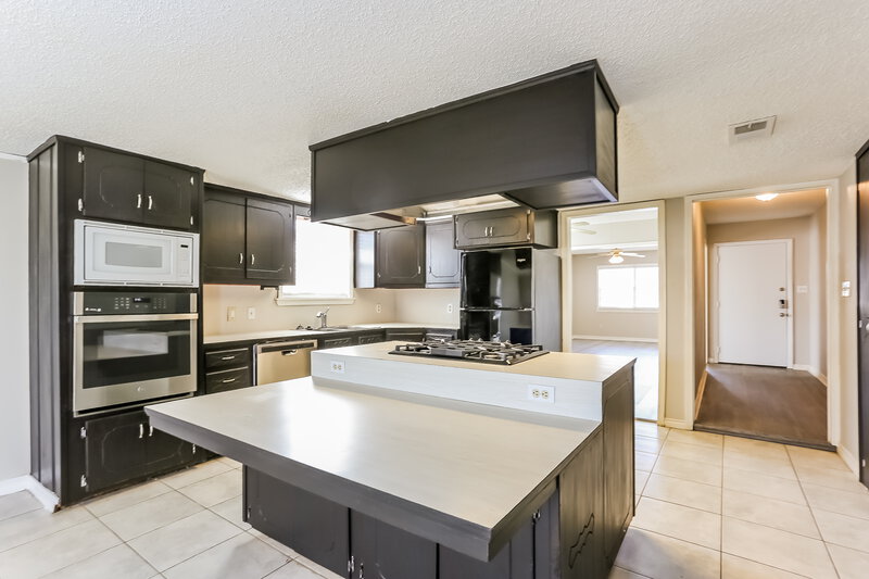 0/Mo, 1401 Nell Pasadena, TX 77506 Kitchen View 2