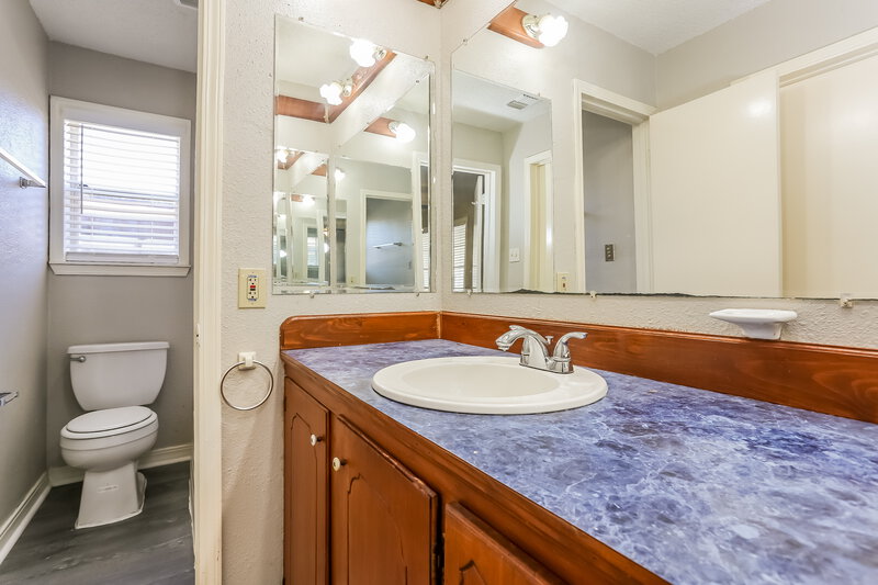 0/Mo, 1401 Nell Pasadena, TX 77506 Main Bathroom View