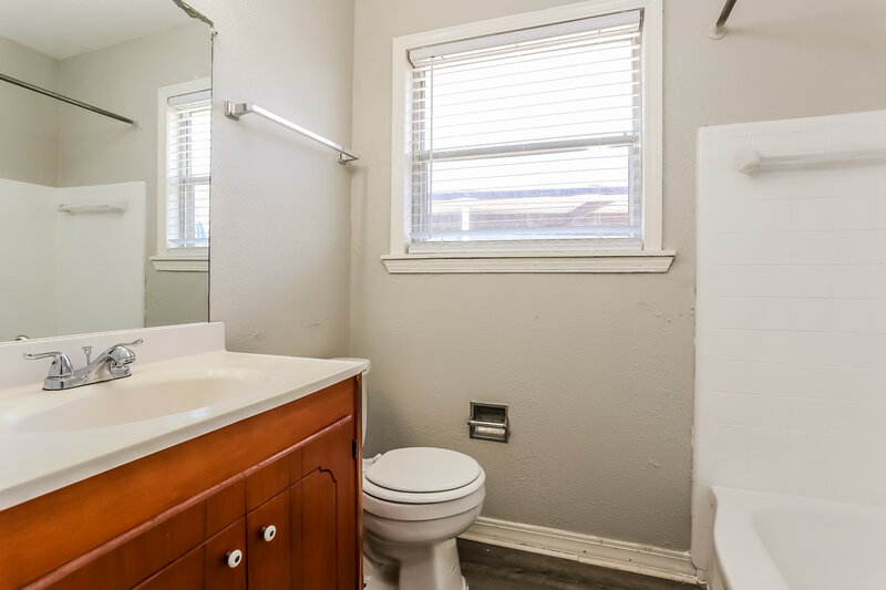 0/Mo, 1401 Nell Pasadena, TX 77506 Bathroom View