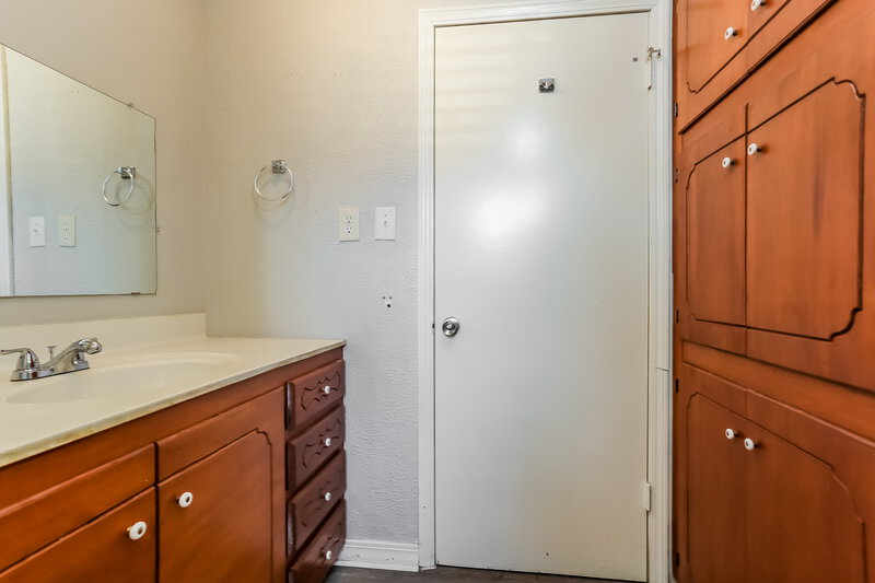 0/Mo, 1401 Nell Pasadena, TX 77506 Bathroom View 2