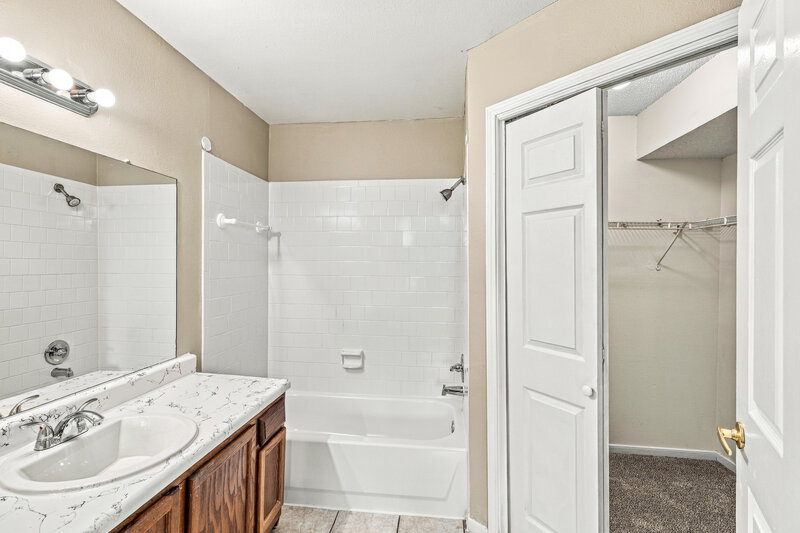 1,570/Mo, 7710 Ellis Dr Missouri City, TX 77489 Primary Bathroom View