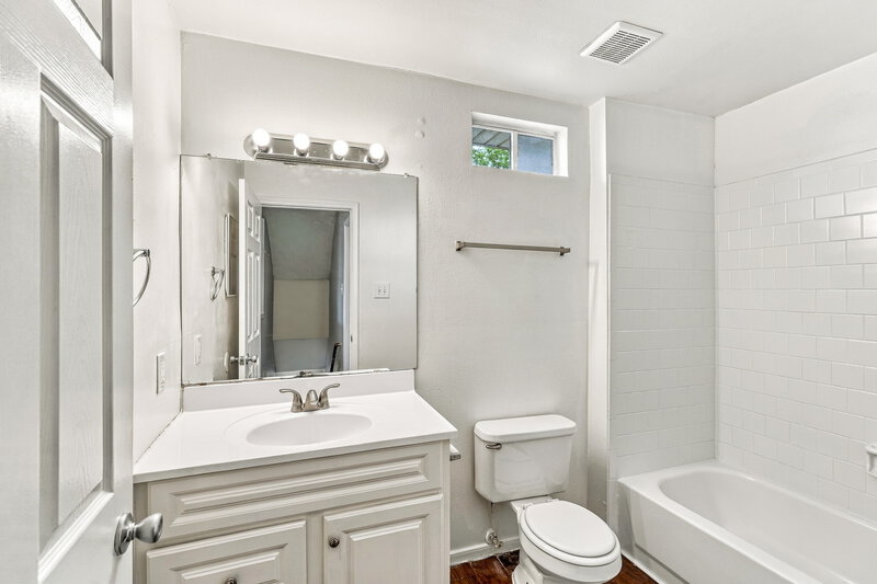 1,570/Mo, 7710 Ellis Dr Missouri City, TX 77489 Bathroom View