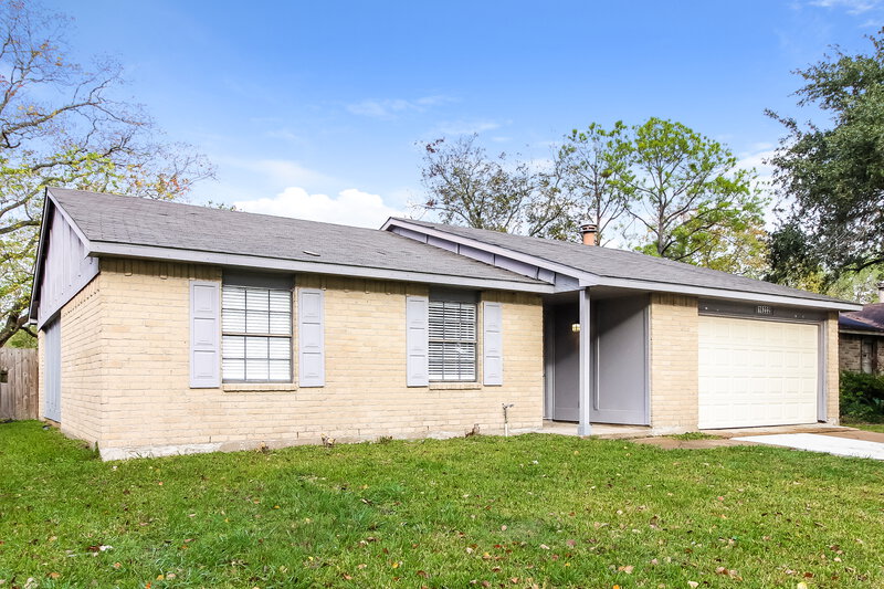 1,760/Mo, 16222 Lazy Ridge Houston, TX 77053 Front View 2