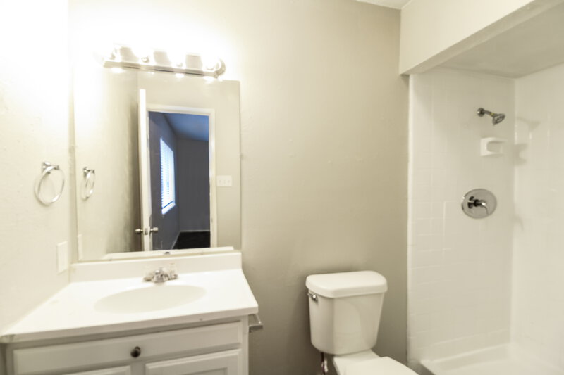 1,760/Mo, 16222 Lazy Ridge Houston, TX 77053 Bathroom View