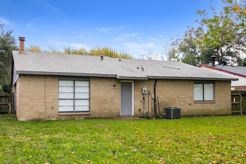 1,760/Mo, 16222 Lazy Ridge Houston, TX 77053 Rear View
