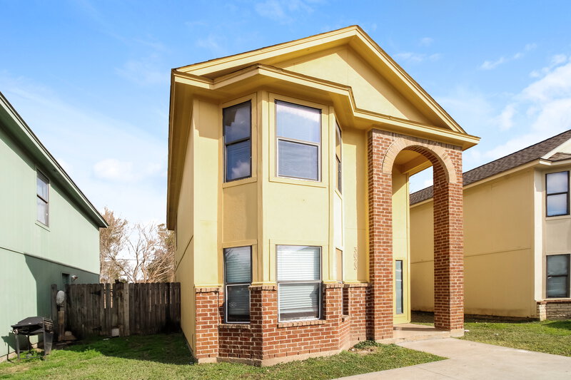 2,210/Mo, 3023 La Estancia Ln Houston, TX 77093 Front View 2