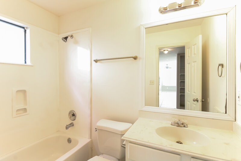 2,210/Mo, 3023 La Estancia Ln Houston, TX 77093 Main Bathroom View