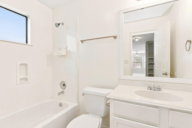 1,510/Mo, 3023 La Estancia Ln Houston, TX 77093 Primary Bathroom View