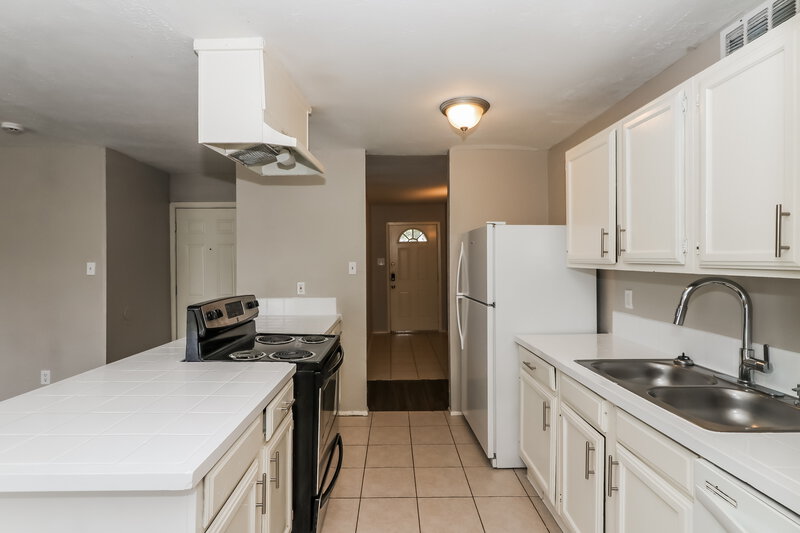 1,720/Mo, 5011 Ridge Manor Dr Houston, TX 77053 Kitchen View