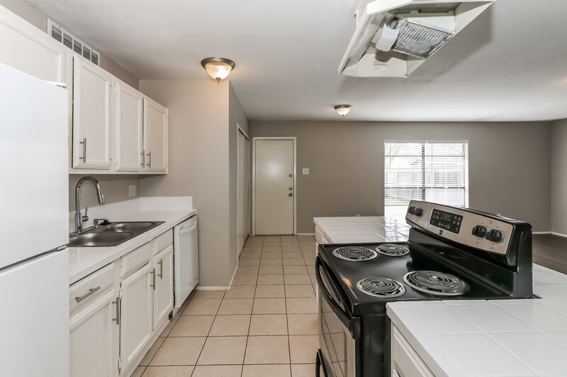 1,720/Mo, 5011 Ridge Manor Dr Houston, TX 77053 Kitchen View 2