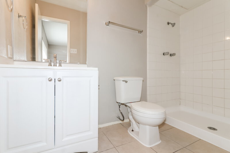 1,720/Mo, 5011 Ridge Manor Dr Houston, TX 77053 Main Bathroom View