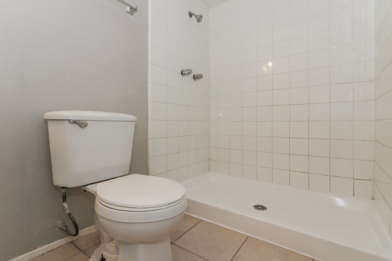1,720/Mo, 5011 Ridge Manor Dr Houston, TX 77053 Main Bathroom View 2