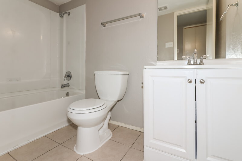 1,720/Mo, 5011 Ridge Manor Dr Houston, TX 77053 Bathroom View