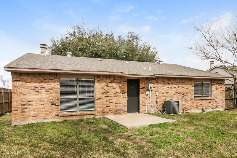 1,720/Mo, 5011 Ridge Manor Dr Houston, TX 77053 Rear View