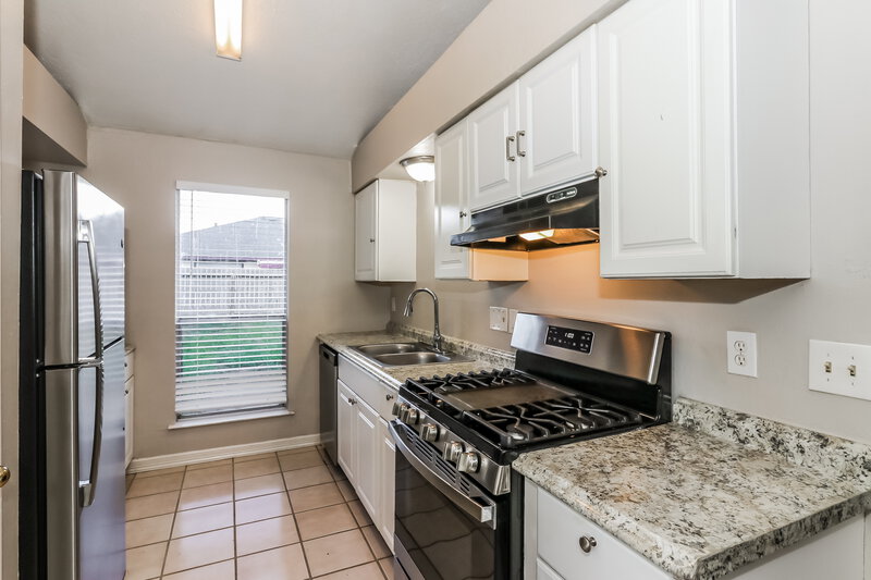1,600/Mo, 20250 Telegraph Square Ln Katy, TX 77449 Kitchen View 2