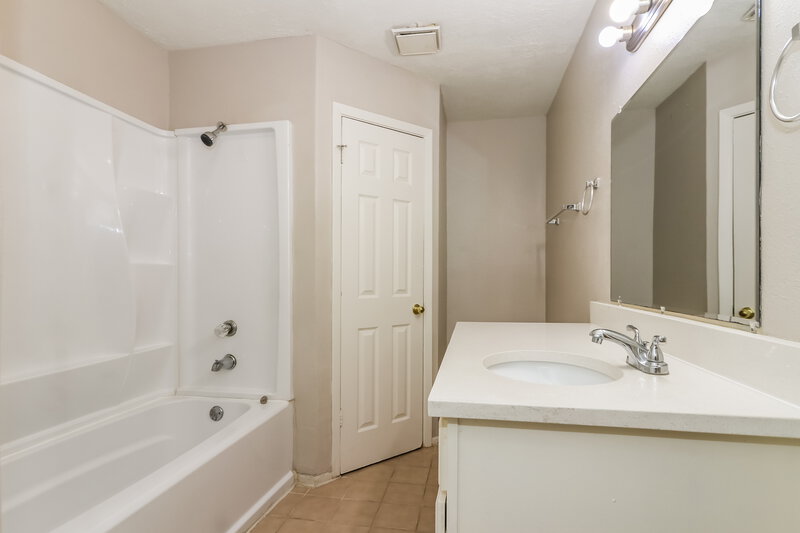 1,600/Mo, 20250 Telegraph Square Ln Katy, TX 77449 Main Bathroom View