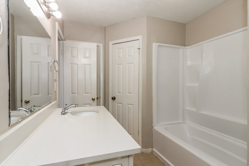 1,600/Mo, 20250 Telegraph Square Ln Katy, TX 77449 Main Bathroom View 2