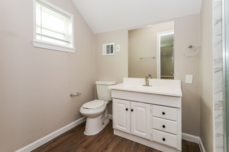 2,315/Mo, 5407 N Crooked Creek Dr. Houston, TX 77017 Main Bathroom View