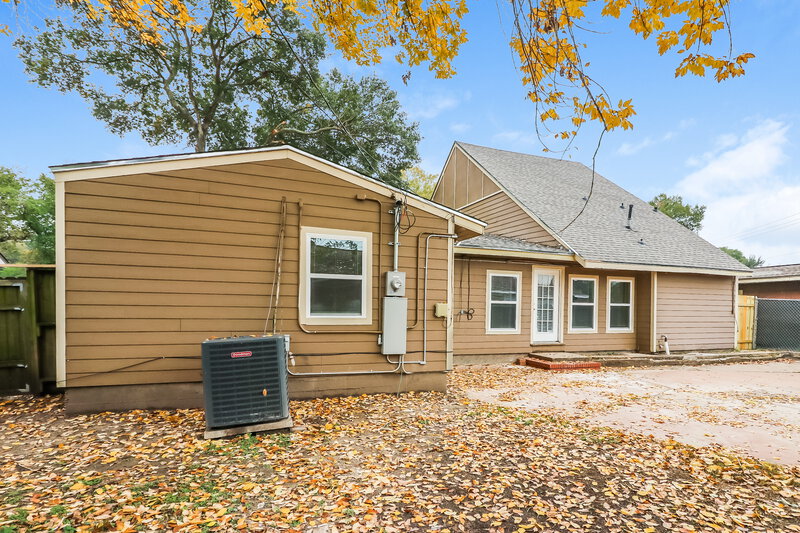 2,315/Mo, 5407 N Crooked Creek Dr. Houston, TX 77017 Rear View 2
