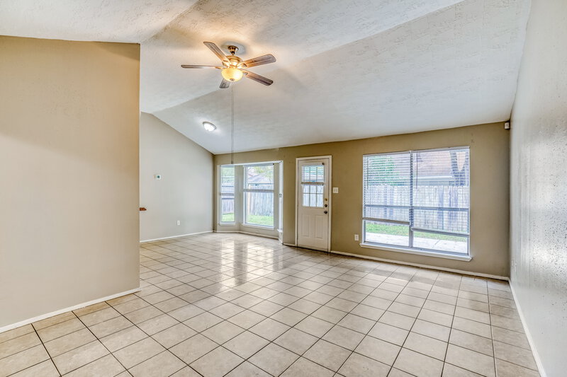1,535/Mo, 7622 Millbrae Ln Houston, TX 77041 Living Room View