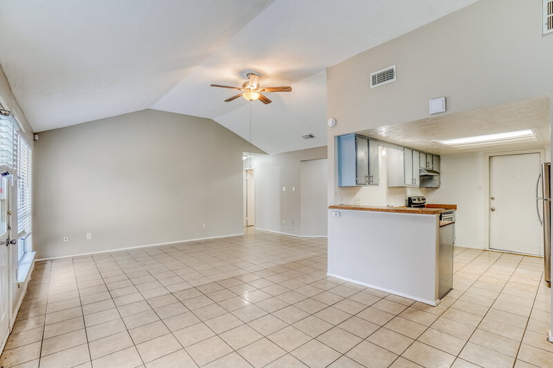 1,535/Mo, 7622 Millbrae Ln Houston, TX 77041 Living Room View 2