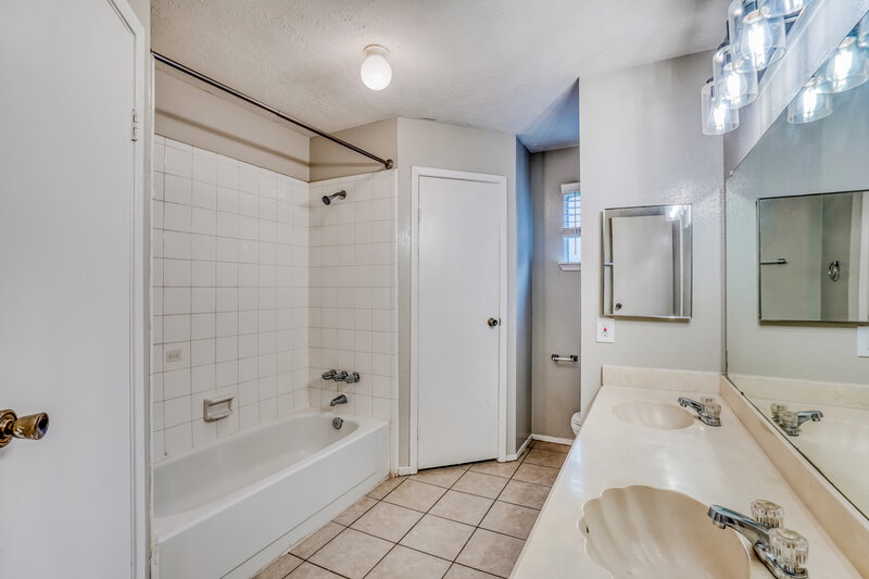 1,535/Mo, 7622 Millbrae Ln Houston, TX 77041 Main Bathroom View