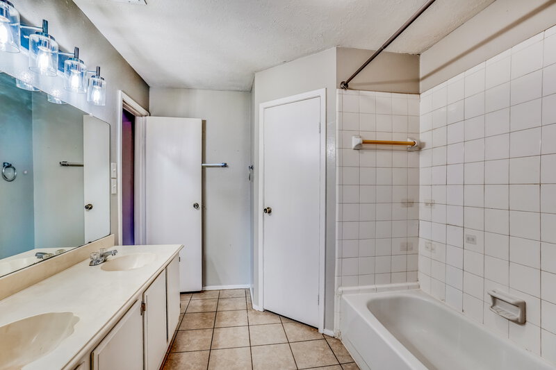 1,535/Mo, 7622 Millbrae Ln Houston, TX 77041 Main Bathroom View 2