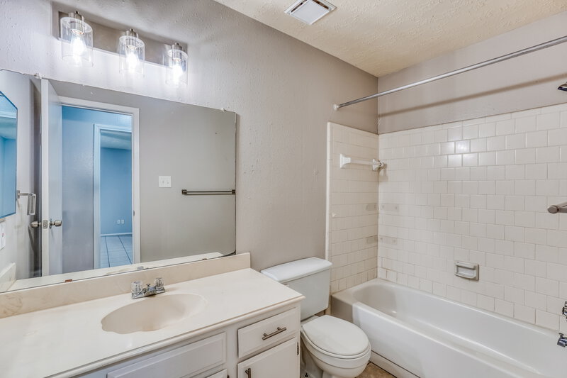 1,535/Mo, 7622 Millbrae Ln Houston, TX 77041 Bathroom View