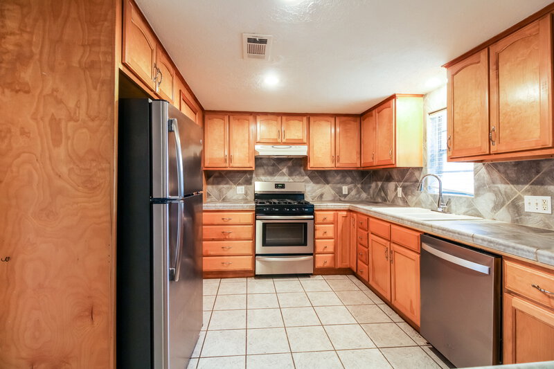 1,640/Mo, 2921 Leroy St Bacliff, TX 77518 Kitchen View