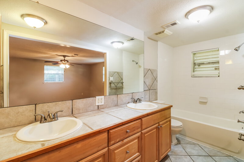 1,640/Mo, 2921 Leroy St Bacliff, TX 77518 Main Bathroom View