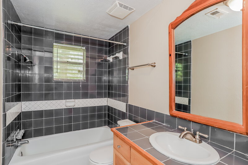 1,640/Mo, 2921 Leroy St Bacliff, TX 77518 Bathroom View
