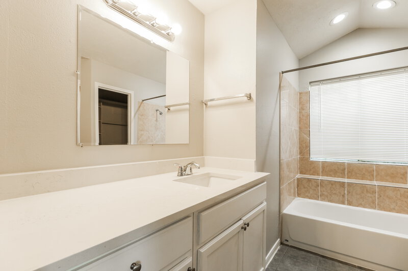 1,620/Mo, 4015 Adonis Spring, TX 77373 Main Bathroom View