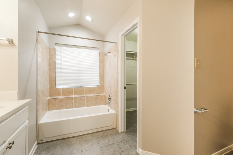 1,620/Mo, 4015 Adonis Spring, TX 77373 Main Bathroom View 2