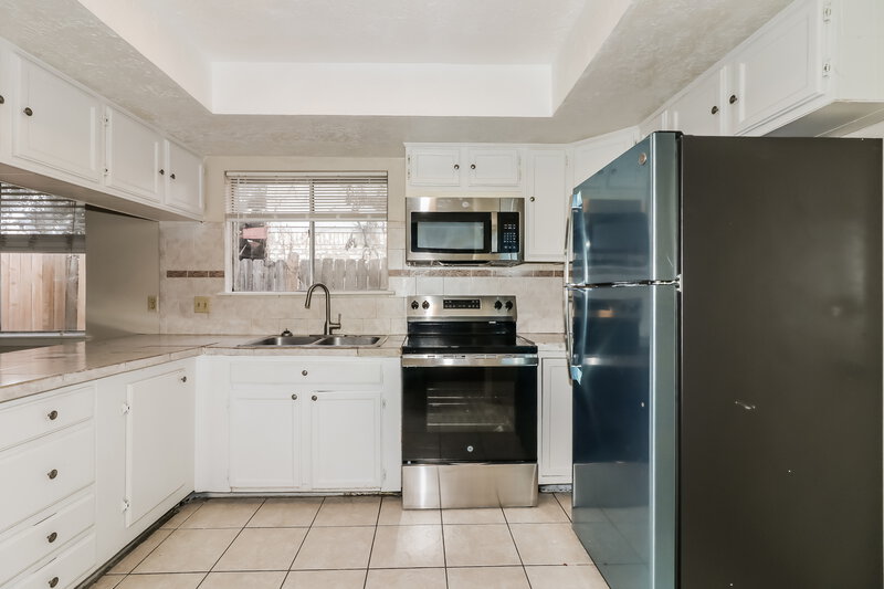 1,570/Mo, 8419 Old Meadow Ln Houston, TX 77064 Kitchen View 2