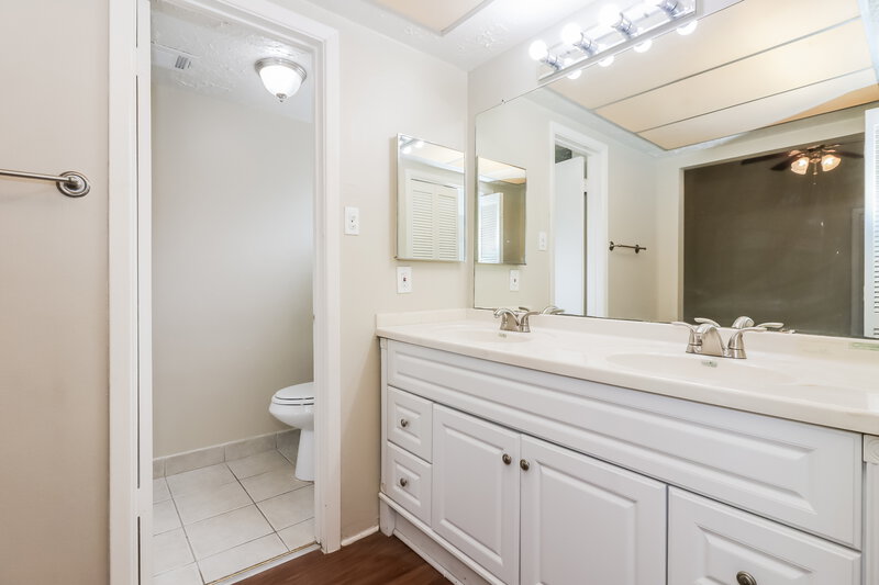 1,570/Mo, 8419 Old Meadow Ln Houston, TX 77064 Main Bathroom View