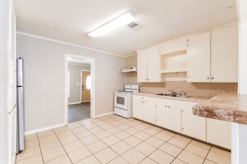 1,475/Mo, 1505 4th Ave N Texas City, TX 77590 Kitchen View 2