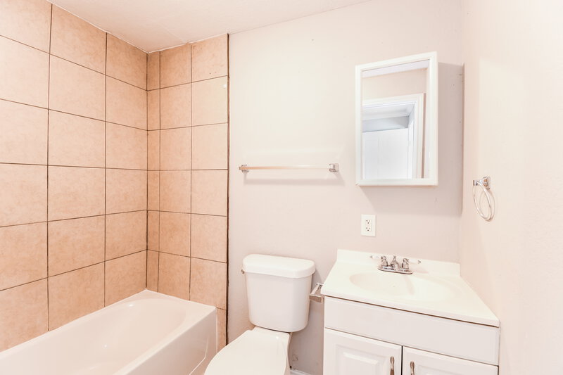 1,475/Mo, 1505 4th Ave N Texas City, TX 77590 Bathroom View