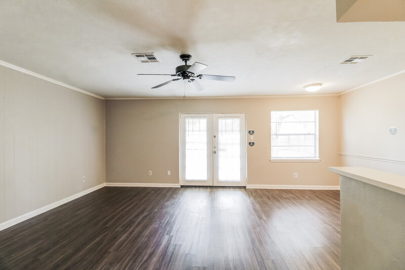 1,820/Mo, 13603 Greenway Dr Sugar Land, TX 77498 Living Room View 2