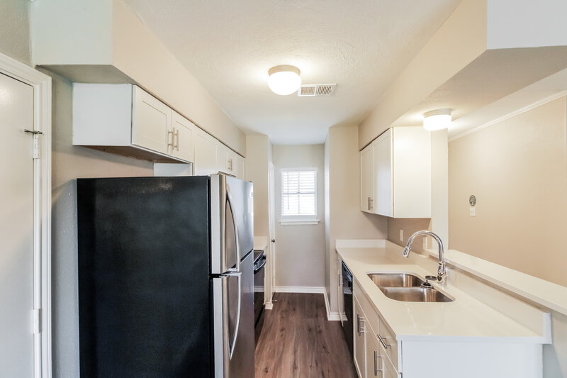1,820/Mo, 13603 Greenway Dr Sugar Land, TX 77498 Kitchen View