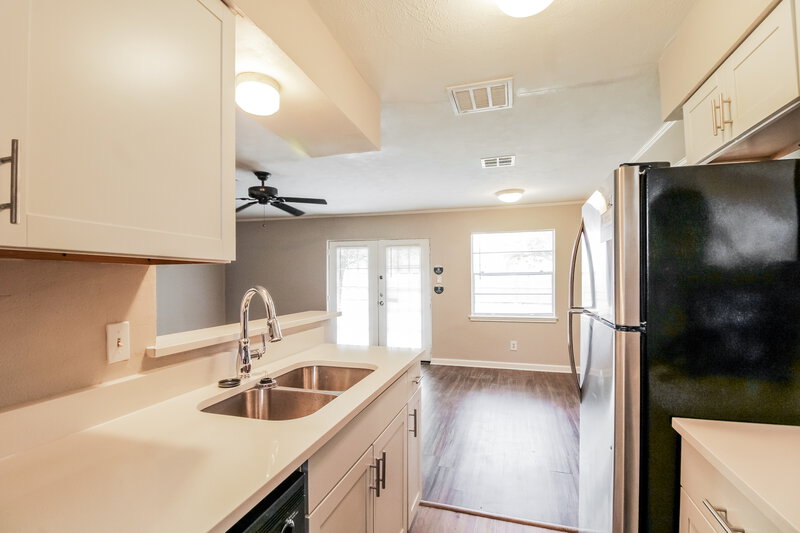 1,820/Mo, 13603 Greenway Dr Sugar Land, TX 77498 Kitchen View 2