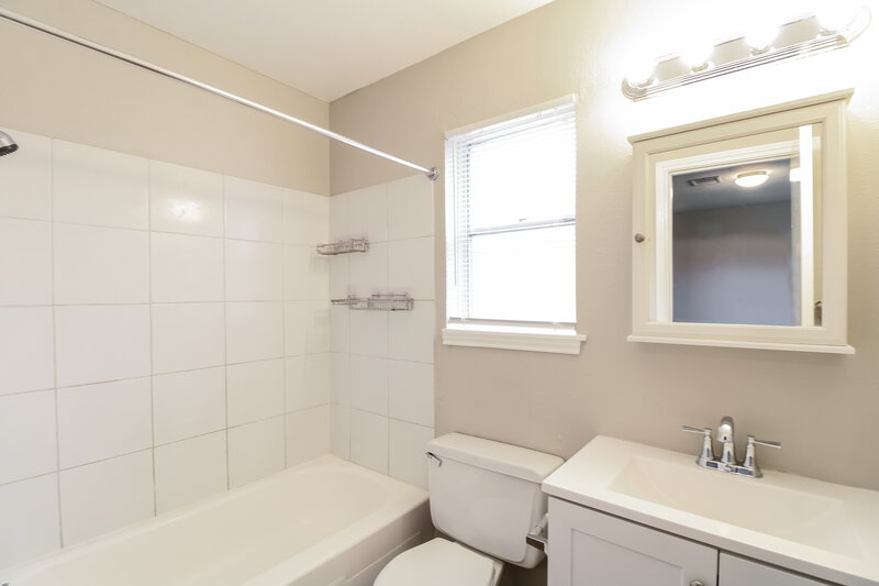 1,820/Mo, 13603 Greenway Dr Sugar Land, TX 77498 Main Bathroom View